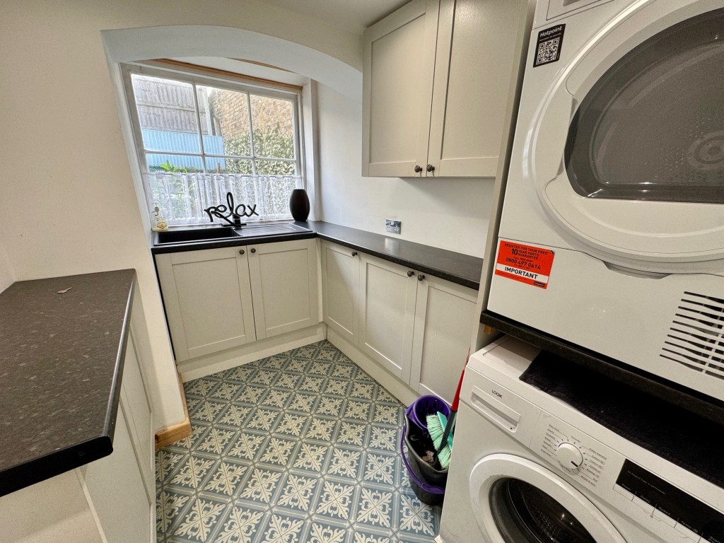 Lot: 24 - HAIRDRESSING SALON AND BEAUTY PARLOUR CLOSE TO ST JAMES RETAIL AND LEISURE PARK - Kitchen